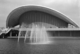 Berlin: Kongresshalle mit Springbrunnen