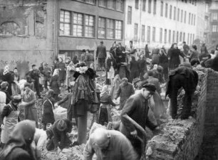 Trümmerbeseitigung im Böttchergäßchen