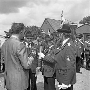 Schützenverein Redderschmiede e.V.: Vorplatz der Schützenhalle: Schützenfest mit Bürgerworthalter Dieter Achterberg