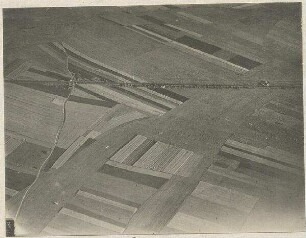 Einzelne Bildtafel "Aufnahmen des Landungsplatzes bei Mintraching. Aufnahmehöhe 850-900 m, Entfernung in der Luftlinie 2 bis 2 1/2 km": Ansicht von Südosten