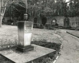 Dresden-Neustadt (Albertstadt), Kannenhenkelweg. Nordfriedhof (Garnisonsfriedhof). Gedenkstein und Wandgrabmale