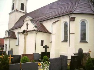 -Kirche von Südosten über Chor (im Kern Gotisch-Barock überformt) sowie Langhaus (Barocker Neubau 1729 auf Gotisch-Romanischem Vorgänger)
