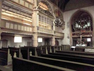 Langhaus (frühbarocker Neubau 17 Jh) Innen-Ansicht im Nordosten mit doppelstöckigen Emporen sowie Ausstattung und Triumphbogen zum Turmchor