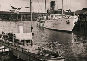 Cuxhaven. Blick in den Hafen mit dem im August 1935 in Dienst gestellten Lotsenversetzdampfer "Ditmar Koel"