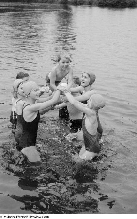 Kinder beim Baden in einem See