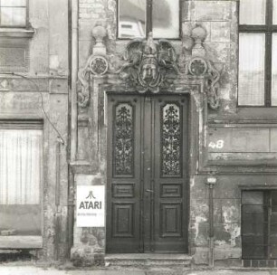 Cottbus, Thälmannplatz 48. Wohnhaus (um 1875). Haustür