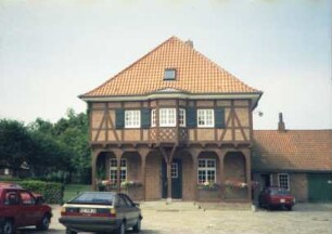 ehemaliges Gut Trenthorst-Wulmenau: Trenthorst: Wirtschaftshof [Karree]: Blick von Osten: westlicher Kopfbau mit Arkaden: rechts westlicher Seitenflügel