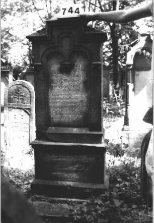 Grabstein 744