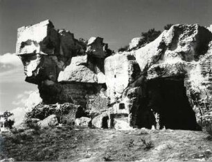 Felsenhöhlen der mittelalterlichen Stadt Les Baux i. d. Alpilles