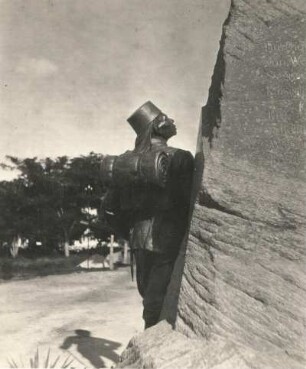 Daressalam. Wissmann-Platz. Detail des Wissman-Denkmals, Askari zu Füßen der Statue Wissmanns. Das Denkmal wurde errichtet zur Erinnerung an den Gouverneur von Deutsch-Ostafrika