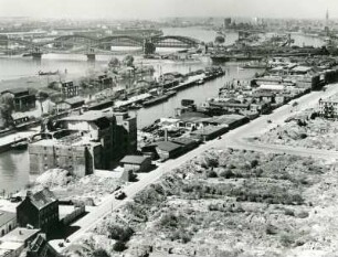 Hamburg-Hammerbrook 1949. Einer der 1943 während der Bombardierungen der Operation Gomorrha zerstörten Stadtteile. Im Hintergrund die teilweise zerstörten Hafenanlagen