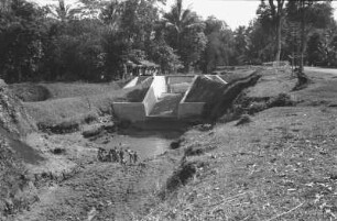 Bachregulierung : Flusslandschaft mit Stauwehr