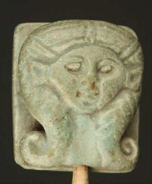 Reliefplatte mit dem Kopf der Hathor