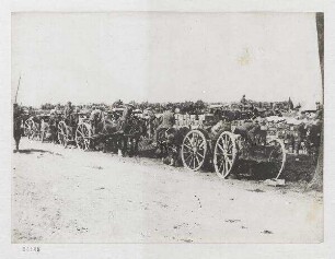 Von der Saloniki-Armee: Munitions- und Proviantkolonnen auf einer Landstrasse bei Saloniki