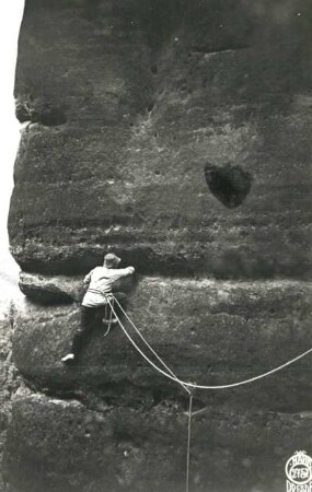 Sächsische Schweiz, Affensteine. Wolfsturm. Seilschaft Oswald Kunis (mit Schwebesicherung) über dem Ring des Alten Weges (Westwand, VIIb)