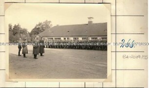 Einheit der Ordnungspolizei in Aufstellung auf einem Kasernenhof