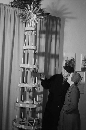 Zwei Besucherinnen in der Ausstellung weihnachtlicher Volkskunstarbeiten des Stadtgeschichtlichen Museums