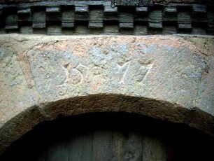 Kirchhof im Osten - Äußere Gadenreihe (mit Kirchhofmauer als Außenwamd)-Gadeneingang - Schlußstein im Gewände mit Jahr 1577