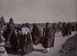 Trauernde Frauen : Trauernde Frauen auf einer Straße an einem jesidischen Friedhof bei Mossul.
