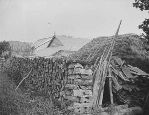Ansiedlung auf Sachalin : Gestapelte Holzscheite für den Winter
