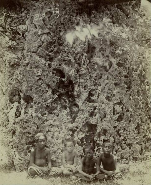 "Near view of one of the jambs; with children of Maka-Ja."