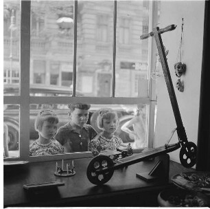 Berlin-Wilmersdorf. Schaufenster eines Spielzeugladens