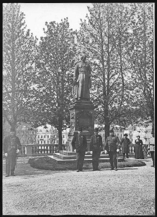 Marienbad. Reitenberger-Monument (1879) : Marienbad. Denkmal für den Abt Karl Kaspar Reitenberger (Taufname Kaspar Prokop Reittenberger; 1879 von Carl Kundmann), den Begründer und Stifter des Kurortes Marienbad