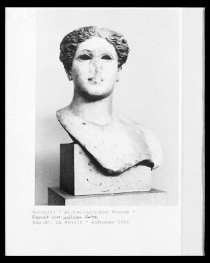 Fragment einer weiblichen Statue