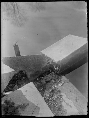 Bruchstücke von Beton am Ufer eines Flusses