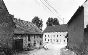 Weißenberg-Kotitz. Ehem. Kotitzer Mühle, Wirtschaftsgebäude (links), Mühle (Bildmitte)