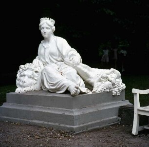 Cybele mit Mauerkrone und Löwen