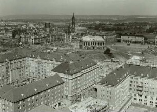 Dresden. Blick vom Rathausturm nach Norden über die Baublöcke an der Ernst-Thälmann-Straße zu Schloß und Neumarkt