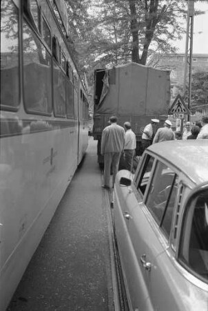 Kollision zwischen einem Straßenbahnwagen und einem LKW-Anhänger auf der Einmündung der Stabelstraße in die Moltkestraße