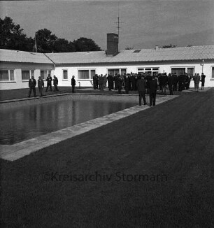 Wulfsdorf: Max-Planck-Institut für Kulturpflanzenzüchtung: Einweihung: Gäste im Innenhof am Schwimmbecken