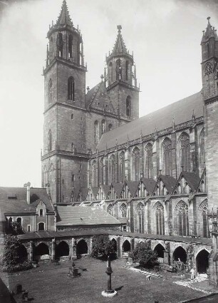 Magdeburg. Dom zu Magdeburg St. Mauritius und Katharina (1363 geweiht). Teilansicht von Südosten über den Kreuzganghof