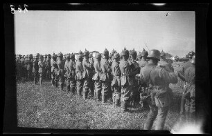 Bei Focșani (Rumänien): Regimentsmusik mit Pickelhaube auf einem weiten Feld (Rückansicht, Nahaufnahme) ("Kaiserparade")