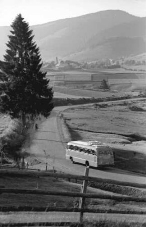Bernau: Landstraße mit Postbus in Landschaft