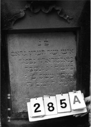 Grabstein 285 (Index: 100095743) Maße HxBxT: 170x66x32 cm Symbolik: Trauerkranz: Grabstein 285A