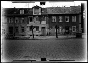 Neuruppin, Wilhelm-Pieck-Straße (Präsidentenstraße) 16/15/14. Wohnhäuser. Straßenfront