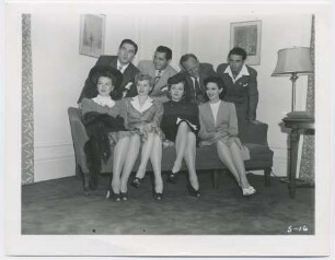Desi Arnaz (links), Kay Kyser (dritter von links) sowie Ginny Simms, Lucille Ball, Marlene Dietrich und Linda Darnell (Los Angeles, 1940) (Archivtitel)