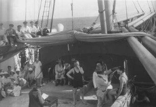 Äquatortaufe an Bord des Dampfers Usaramo : Blick auf die Feierlichkeiten zur Äquatortaufe auf Deck der Usaramo. Taufe der Passagiere
