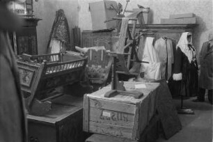 Dresden, Köpckestraße 1: Museum für Sächsische Volkskunst mit Puppentheatersammlung (1927-1949 Oskar-Seyffert-Museum), Depot mit Ausstellungsgut nach Rücktransport der ab 1942 in Schloss Weesenstein eingelagerten Bestände