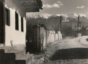 Bran (Törzburg)-Poarta. Ortsteilansicht gegen Nordwestabstürze des Bucegi-Massivs mit Omul (2506 m) und Scara (2422 m)