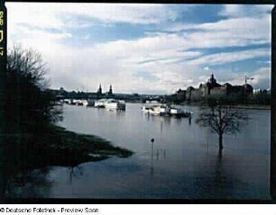 Elbe bei Hochwasser. Anlegestellen der Hotelschiffe gegen Königsufer mit Staatskanzlei