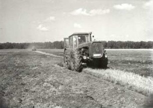 Traktor : Feldarbeit mit dem Traktor