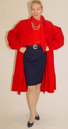 Roter Mantel mit Dolman-Ärmeln, blauem Rock und roter Crêpe-de-Chine Bluse
