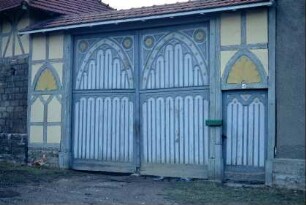 überdachtes Hoftor, kunstvoll gestaltet, mit Personenpforte