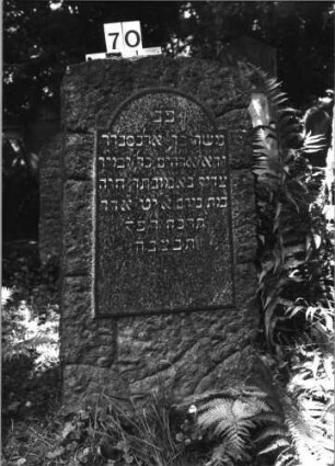 Grabstein 70 (Index: 100084975) Maße HxBxT: 124x60x35 cm Beschreibung: Stele, rustica, Schriftplatten mit eingezogenem Rundbogenabschluß: Grabstein 70