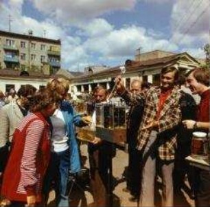 Freundschaftszug der DSF in die Sowjetunion: Auf dem Moskauer Tiermarkt
