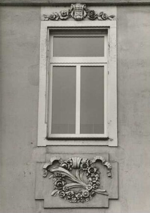 Dresden-Neustadt, Louis-Braille-Straße 5. Villa "Mathilde" (um 1900). Fenster (1. Obergeschoß)
